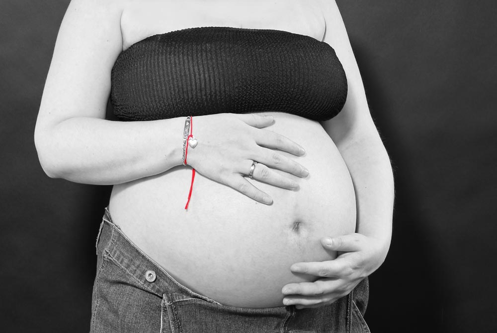 Babybauchfoto / Schwangerschaftsfotografie / Schwangerschafts-Fotoshooting aus dem Fotostudio Fotospaß, Fotograf/Fotografin Bochum